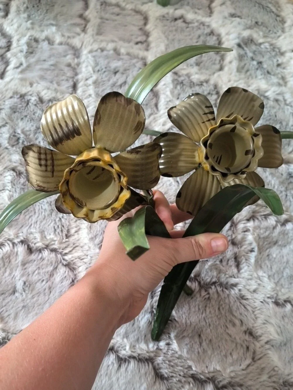 Metal Daffodil Flower Candle Holder Set in Olive Green and Gold